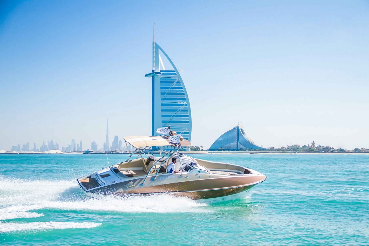 1685947653_en-idei-club-p-dubai-marina-yacht-tour-dizain-instagram-1